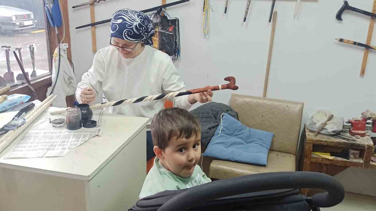 20 yıllık Fatime usta bir eliyle torun sallıyor, diğer eliyle dünyaca ünlü bastonlara şekil veriyor

