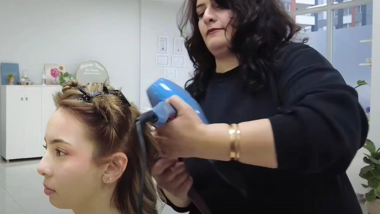 Kursiyer kadın, kendi kuaför dükkanını açtı
