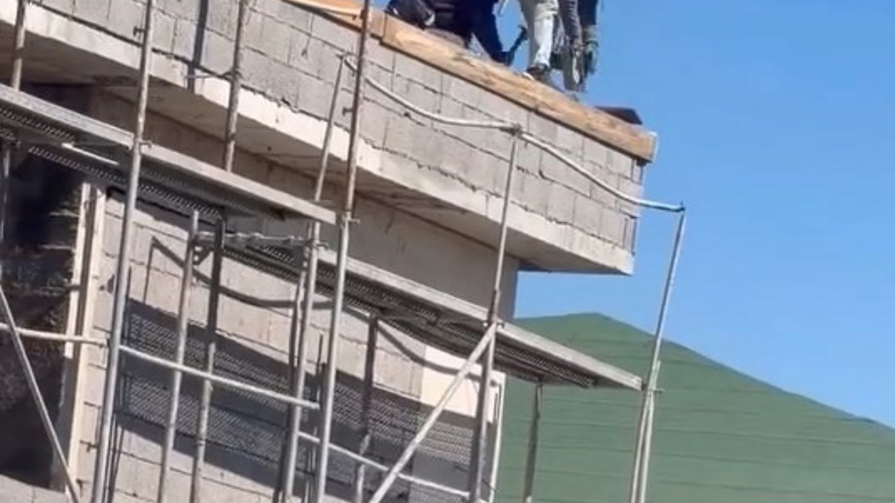 Elazığ’da işçilerin çatıda tehlikeli çalışması
