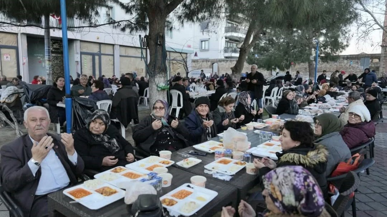 Burhaniye’de iki mahallenin iftarı yüzlerce vatandaşı buluşturdu
