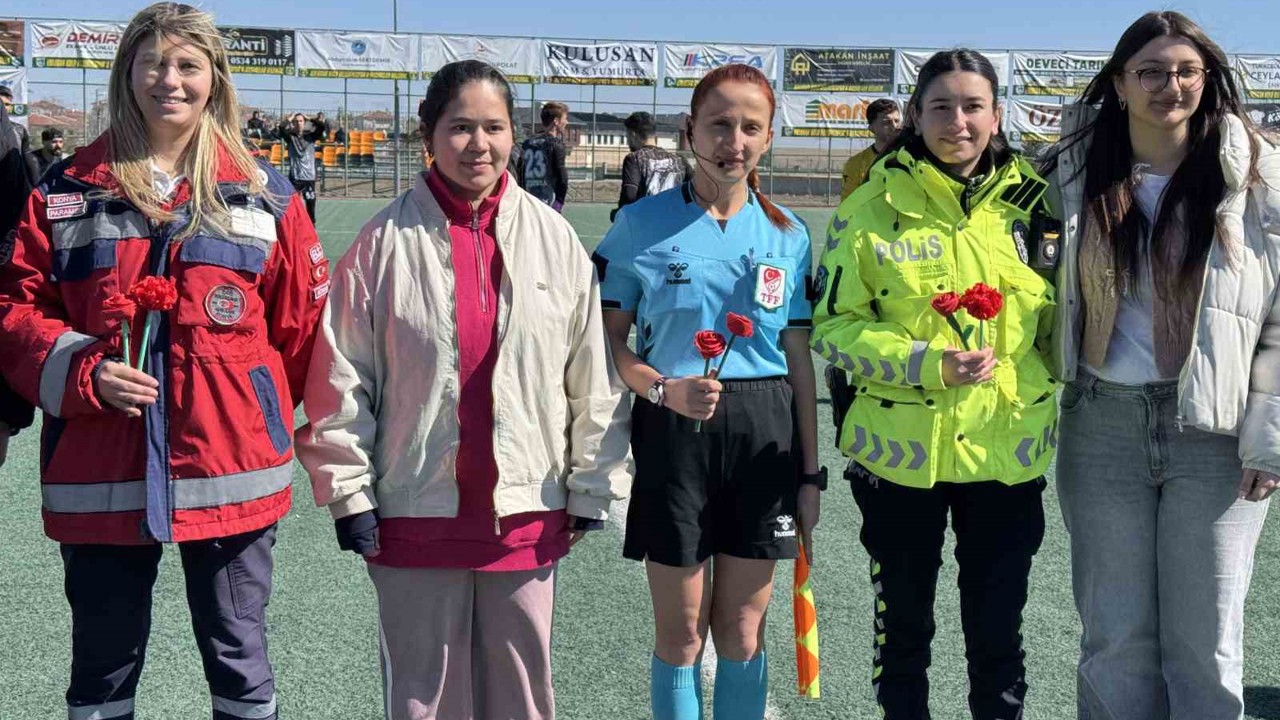 Kulu’da kadın hakem, polis ve sağlıkçıya 8 Mart’ta çiçek
