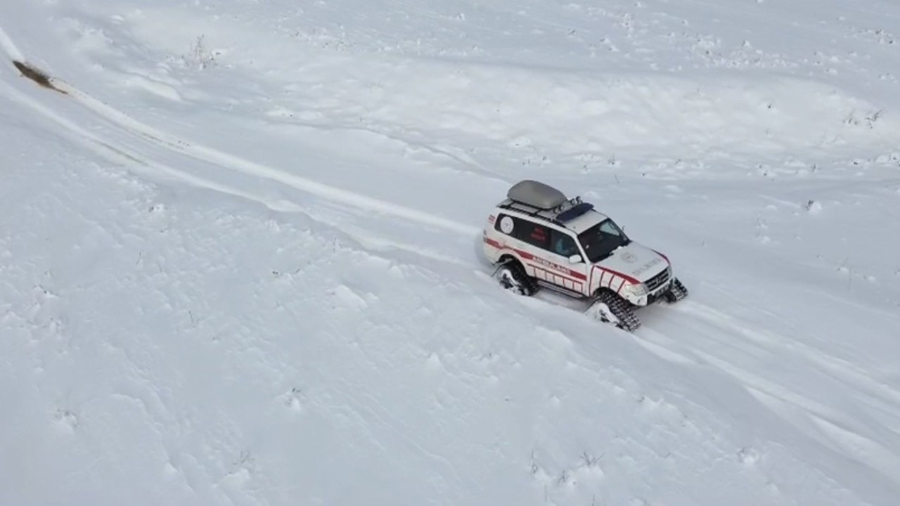 Tatvan’da rahatsızlanan hasta paletli ambulansla kurtarıldı
