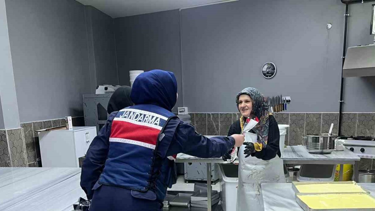 Bayburt jandarması kadın esnaf ve öğretmenlerin kadınlar gününü kutladı
