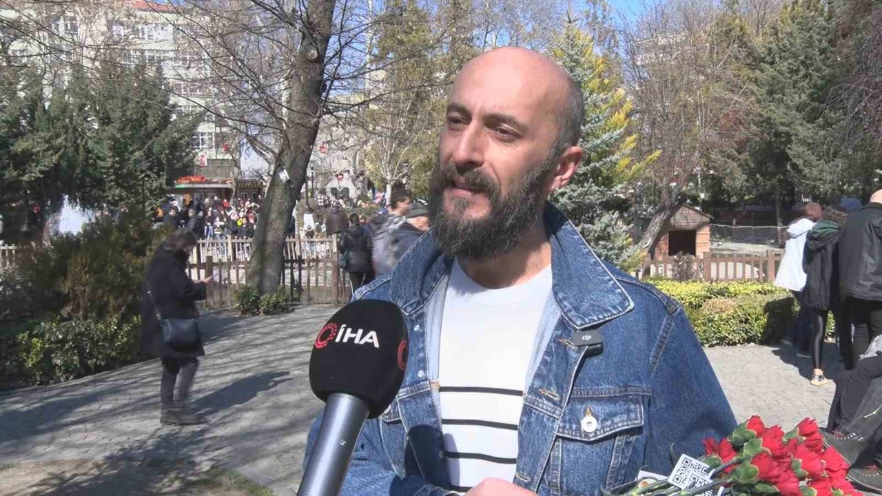 "Çiçek Doktoru" Dünya Kadınlar Günü’nde kadına yönelik şiddete karanfil ile dikkat çekti
