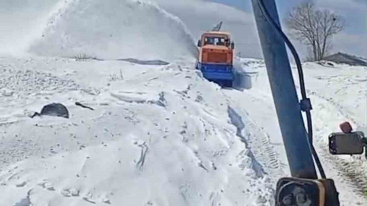 Bingöl’de yol açma çalışmaları devam ediyor
