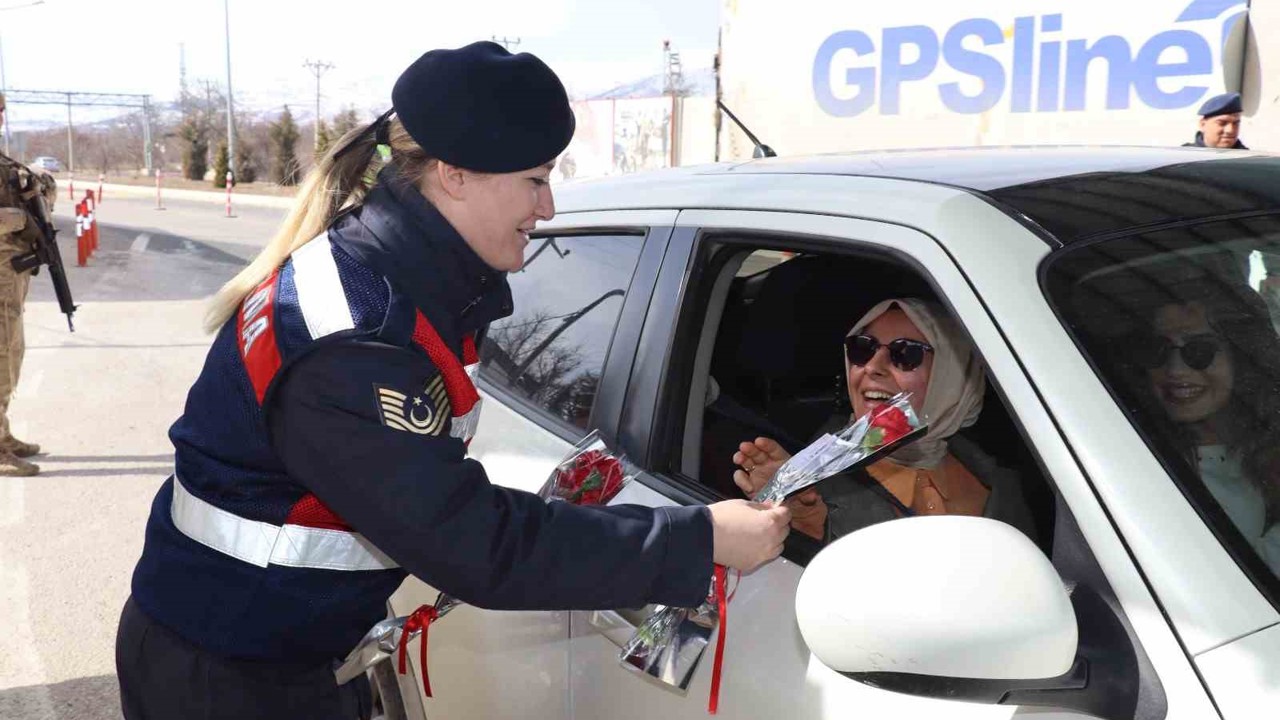 Jandarma kadınlara karanfil verdi

