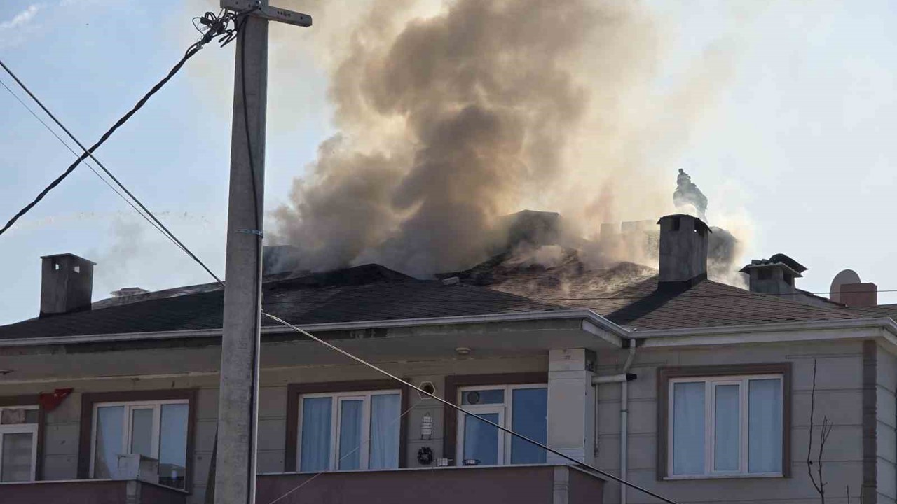 Bursa’nın İnegöl ilçesinde apartmanın çatısı alev alev yandı
