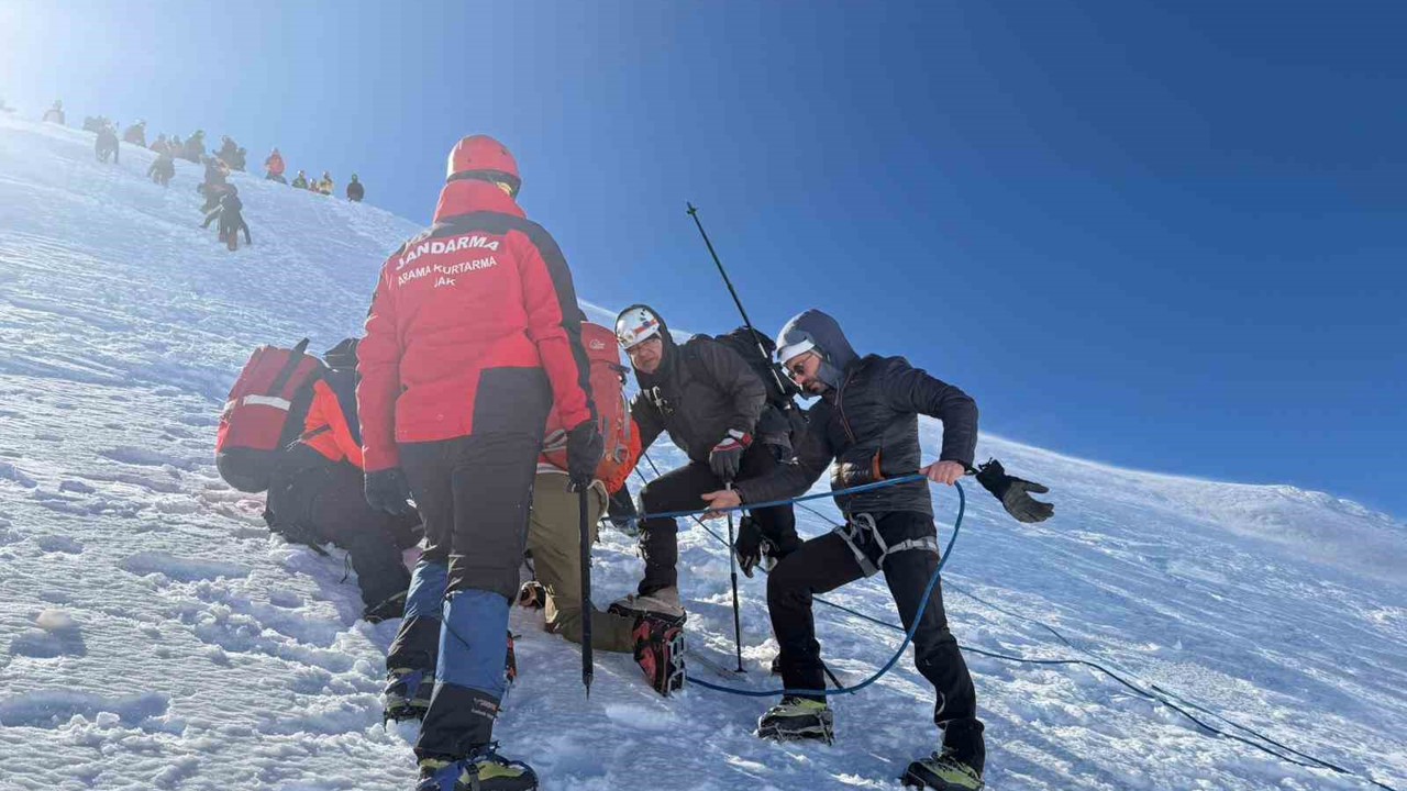 Uludağ’da mahsur kalan 2 kadın kurtarıldı
