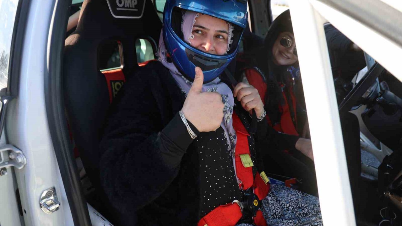 Dimili kadınlardan copilot deneyimi
