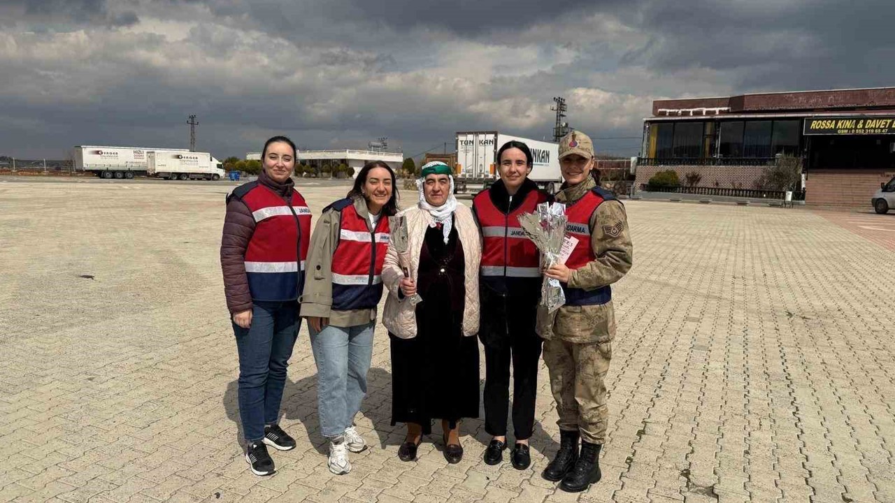 Mardin’de jandarma kadın sürücüleri karanfille karşıladı, KADES’i anlattı
