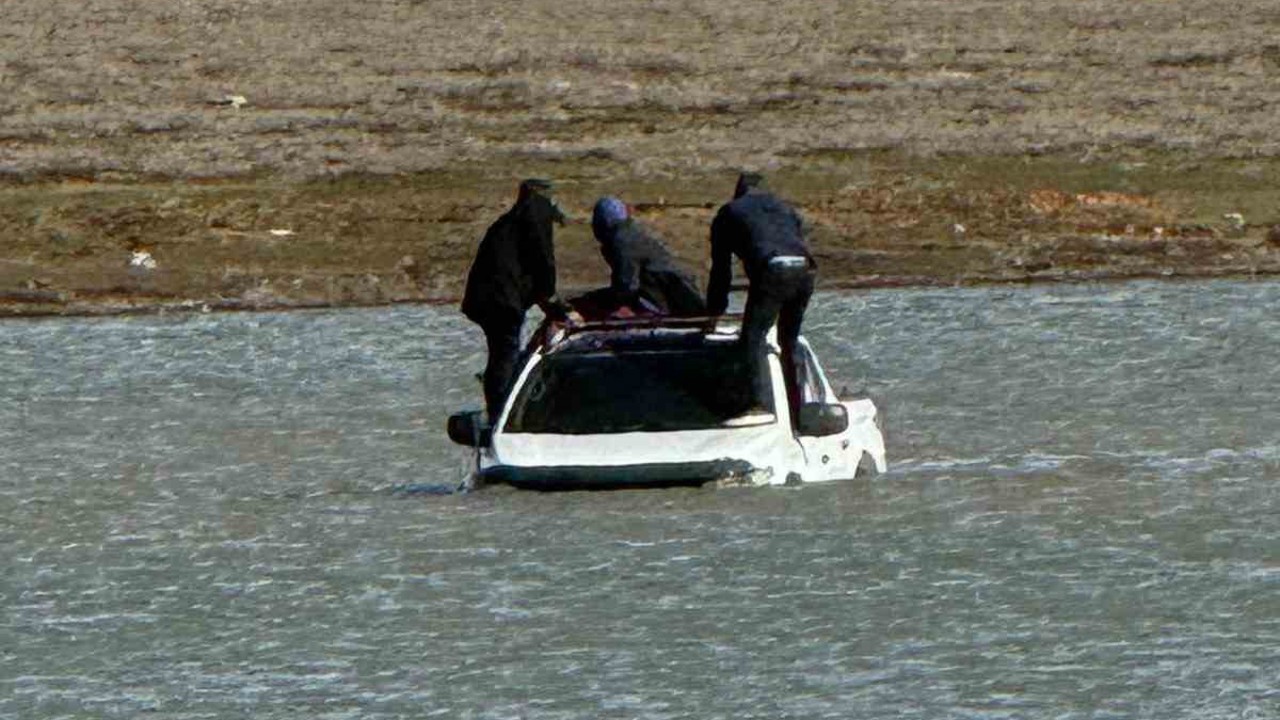 Otomobille girdikleri gölde mahsur kaldılar

