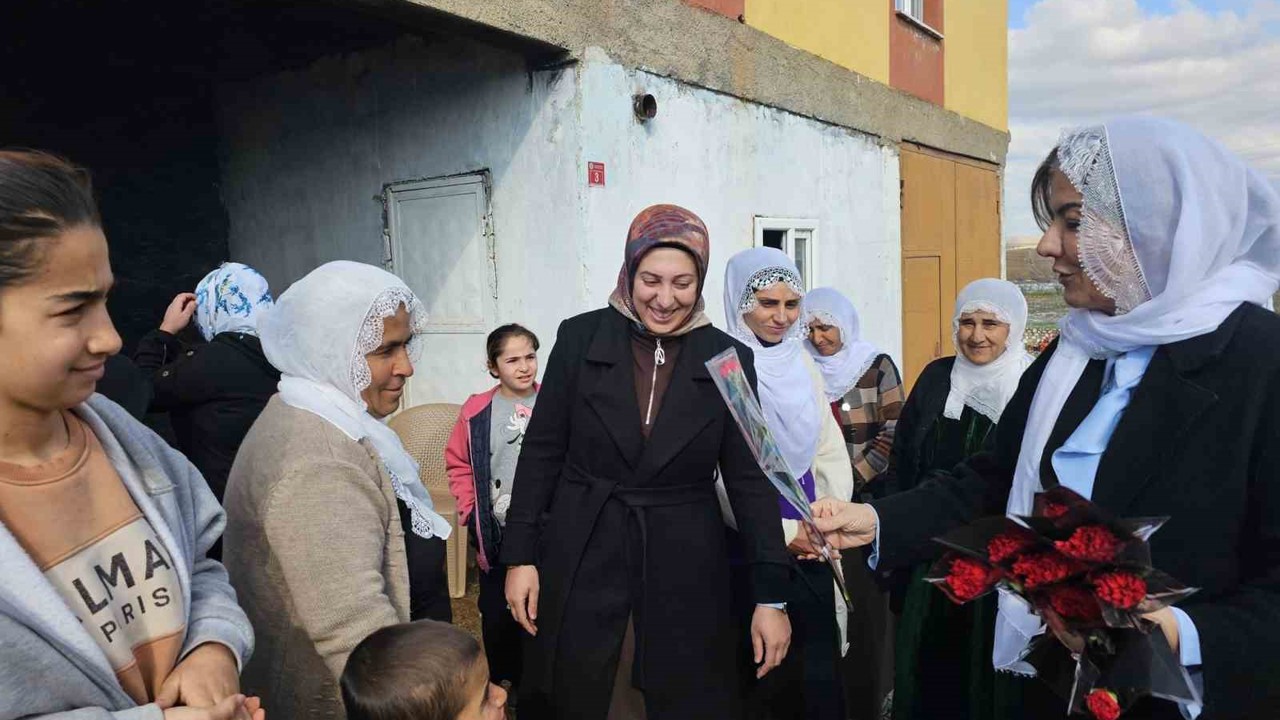 AK Parti heyeti Çınar’da Kadınlar Gününü kutladı
