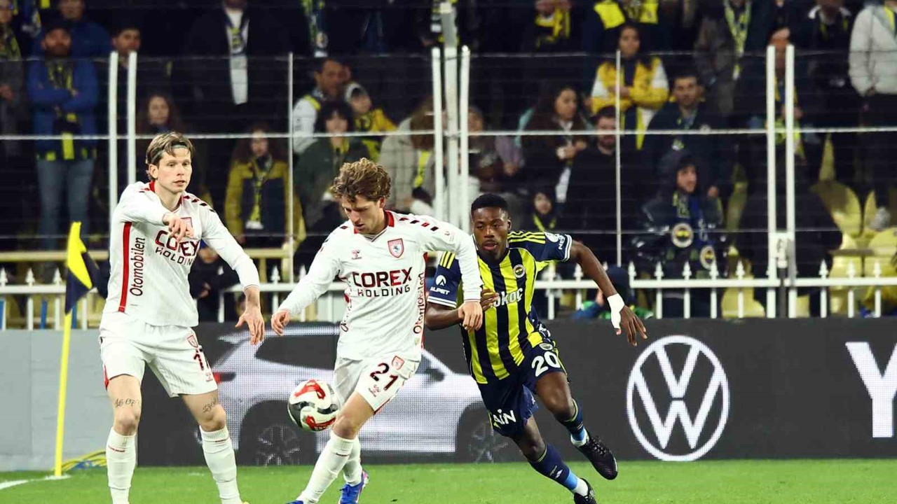 Trendyol Süper Lig: Fenerbahçe: 1 - Samsunspor: 1 (Maç devam ediyor)
