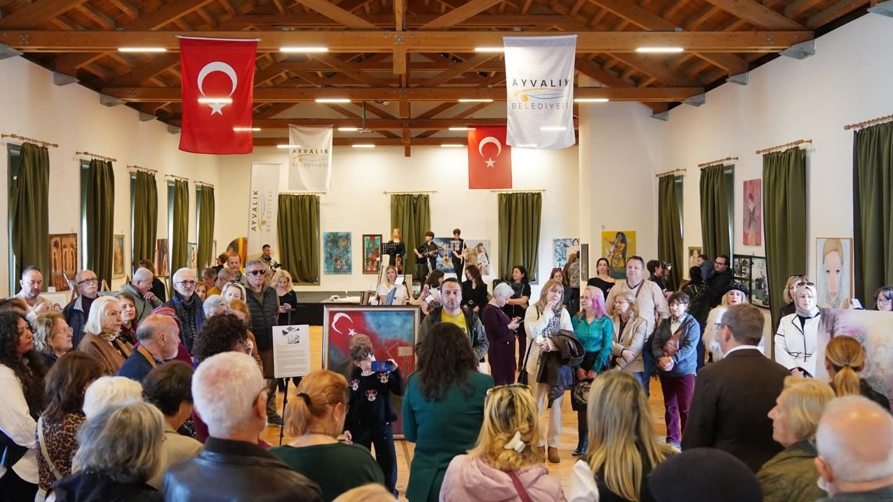 Ayvalık’ta "Kadın gözüyle bir renkte direnç" sergisi açıldı
