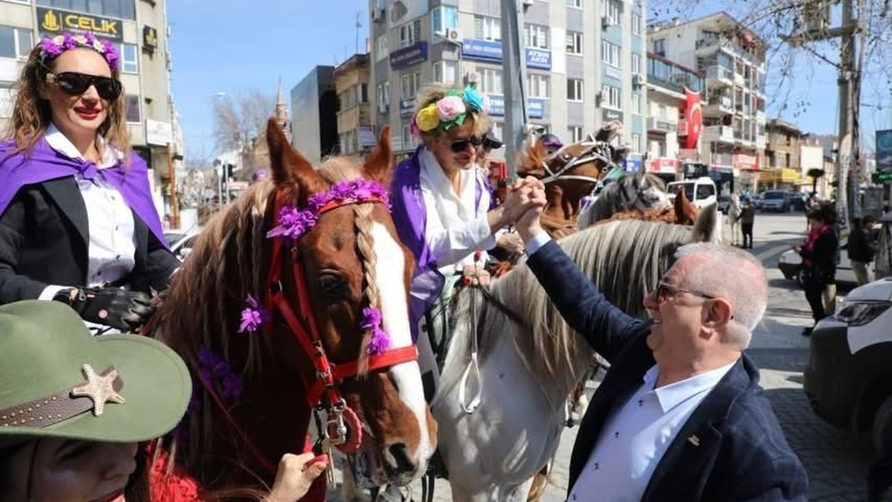 Edremit’te Kadınlar Günü’nde atlı kortej
