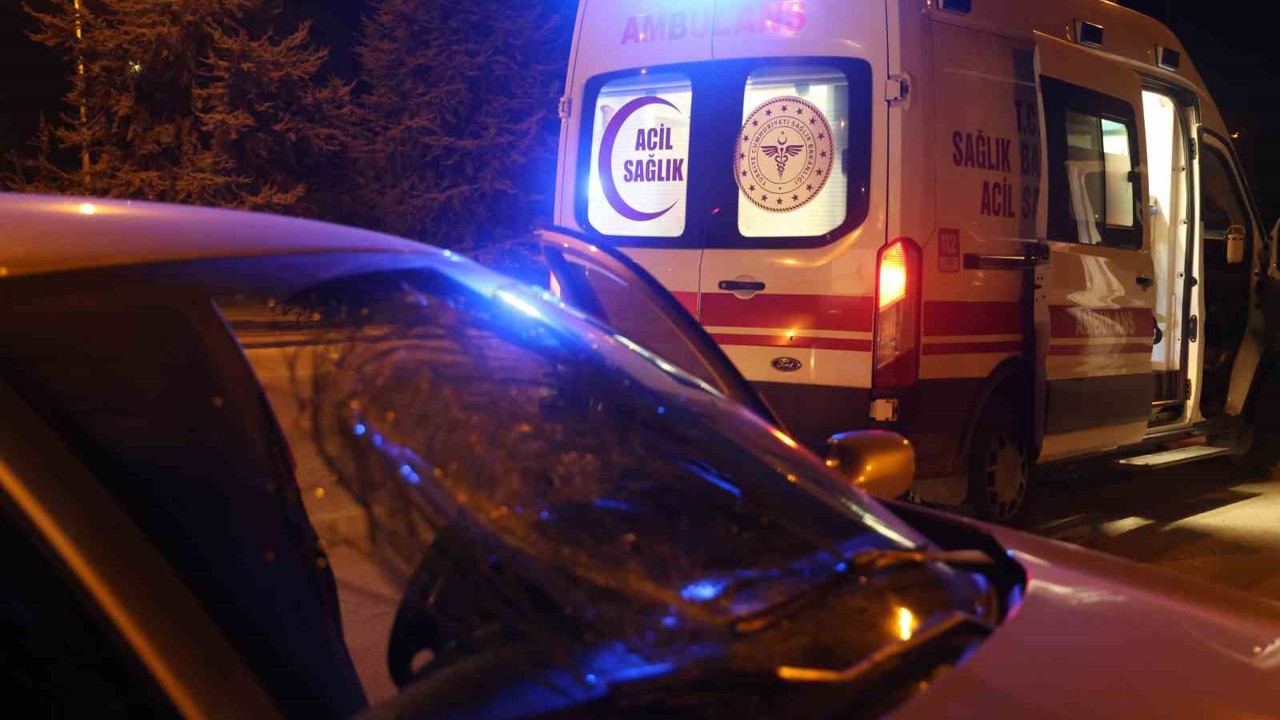 Yolun karşısına geçerken otomobilin çarptığı yaya yaralandı
