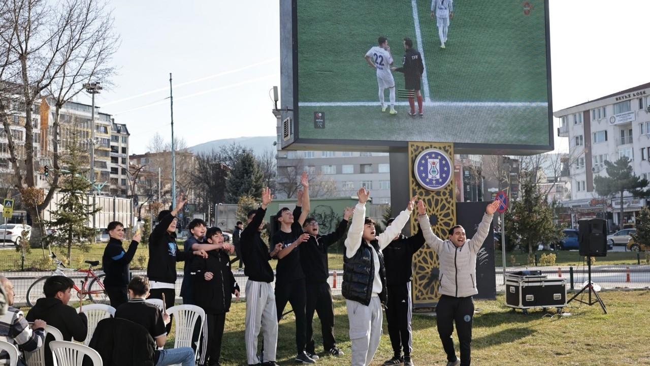 Kütahyalılar, Kütahyaspor’un zaferini dev ekrandan izledi
