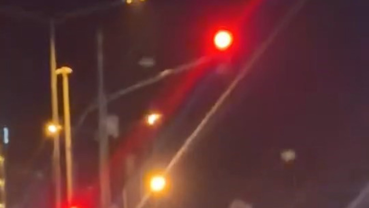 Elazığ’da kamyonetle makas atan ve kırmızı ışıkta geçen sürücü kamerada
