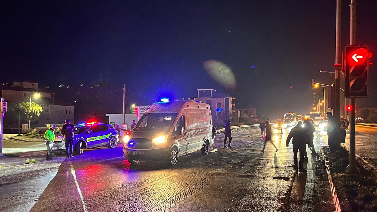 Yolun karşısına geçmek isteyen yaşlı kadına otomobil çarptı
