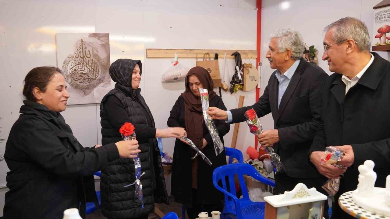 Başkan Hallaç’tan Ramazan Çarşısı’nda kadınlara anlamlı sürpriz
