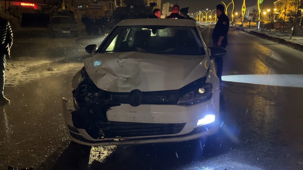 Yüksekova’da gizli buzlanma zincirleme kazaya neden oldu
