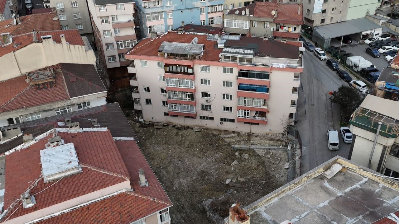 Bahçelievler’de temeli kayan bina havadan görüntülendi
