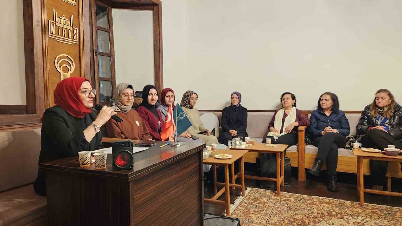 EBB Dil Ve Edebiyat Konağında şiirler, ilahiler ve türküler kadınlar için okundu
