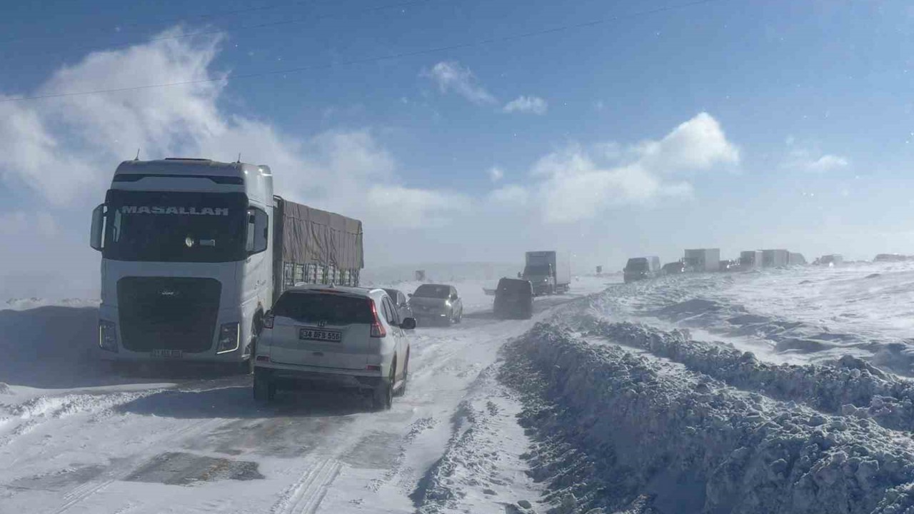 Ulaşıma kar ve tipi engeli
