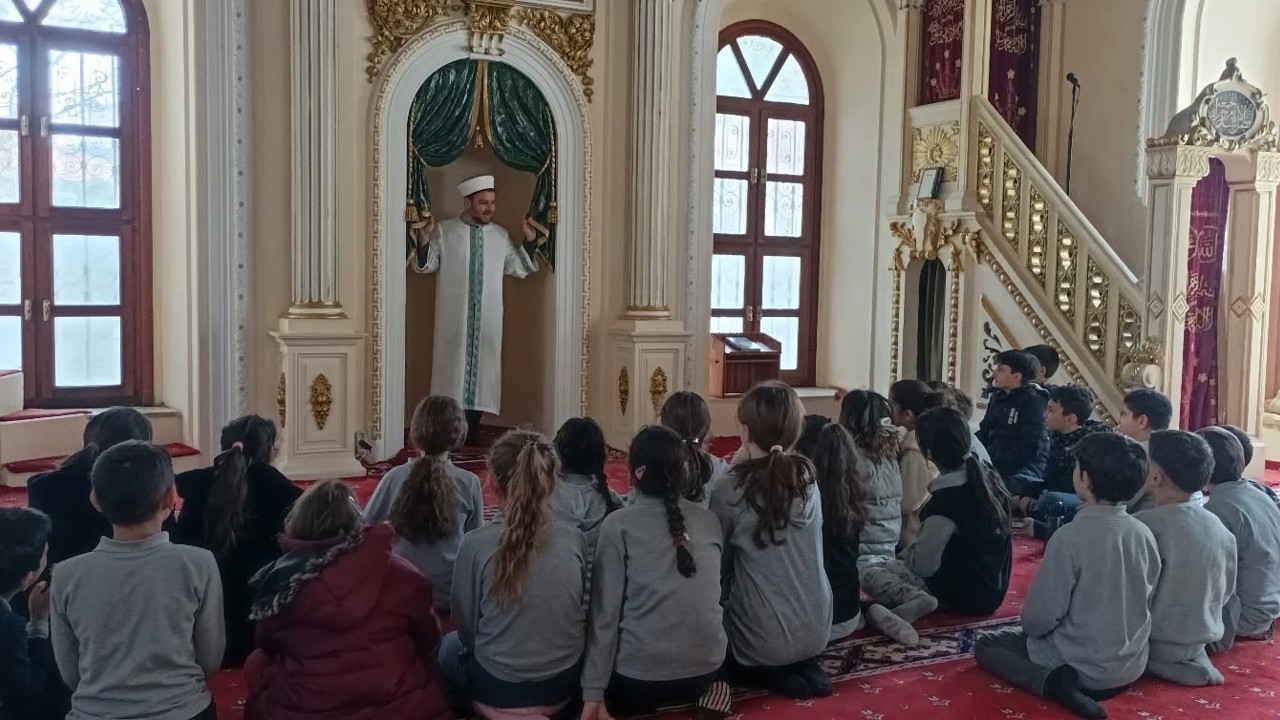 Söke’de öğrenciler camilerin tarihini yerinde öğreniyor
