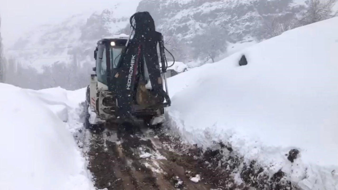 Şırnak’ta kar yolları kapattı
