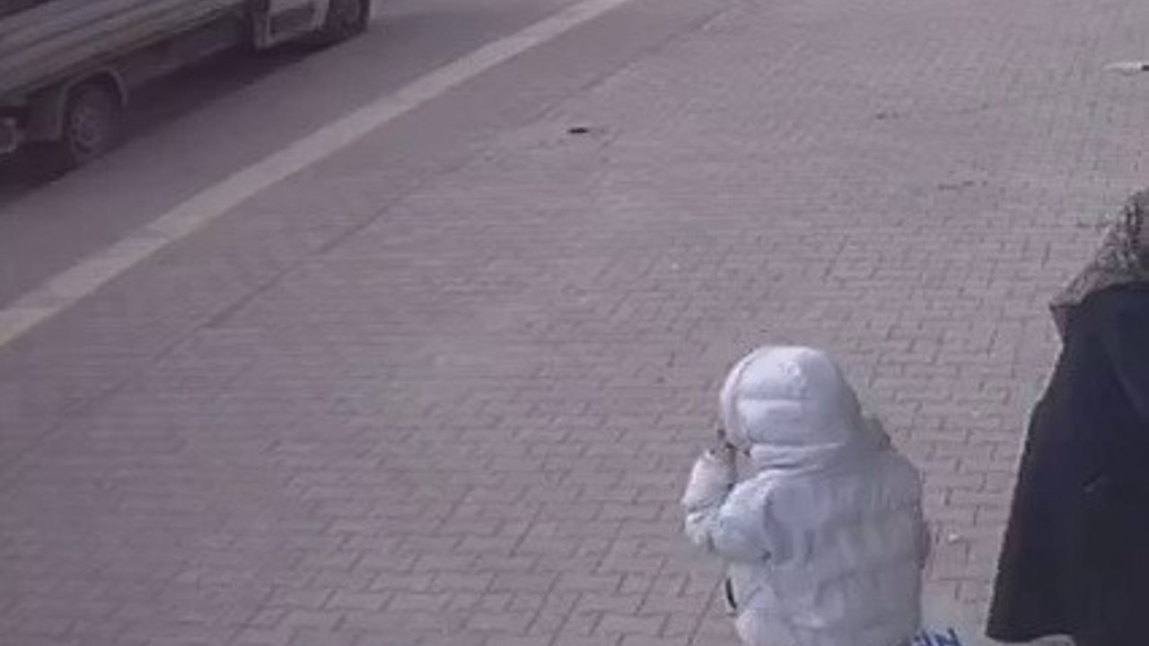 Açılan araç kapısı kazaya neden oldu
