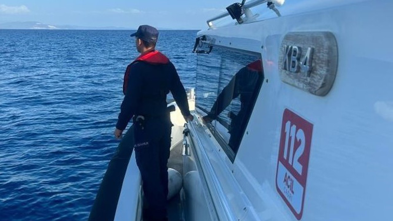 Yüzmek için denize giren şahısları, Sahil Güvenlik ekipleri kurtardı
