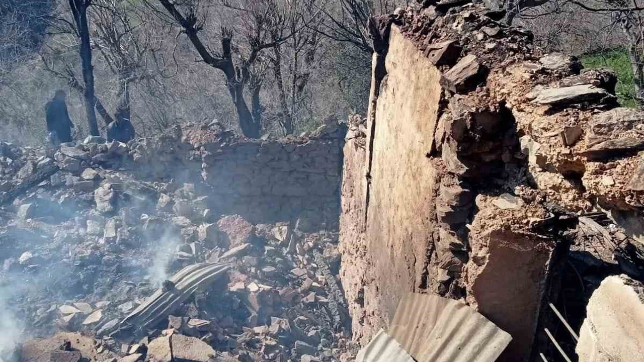 Yanan evden parasını kurtarmak isterken ağır yaralandı
