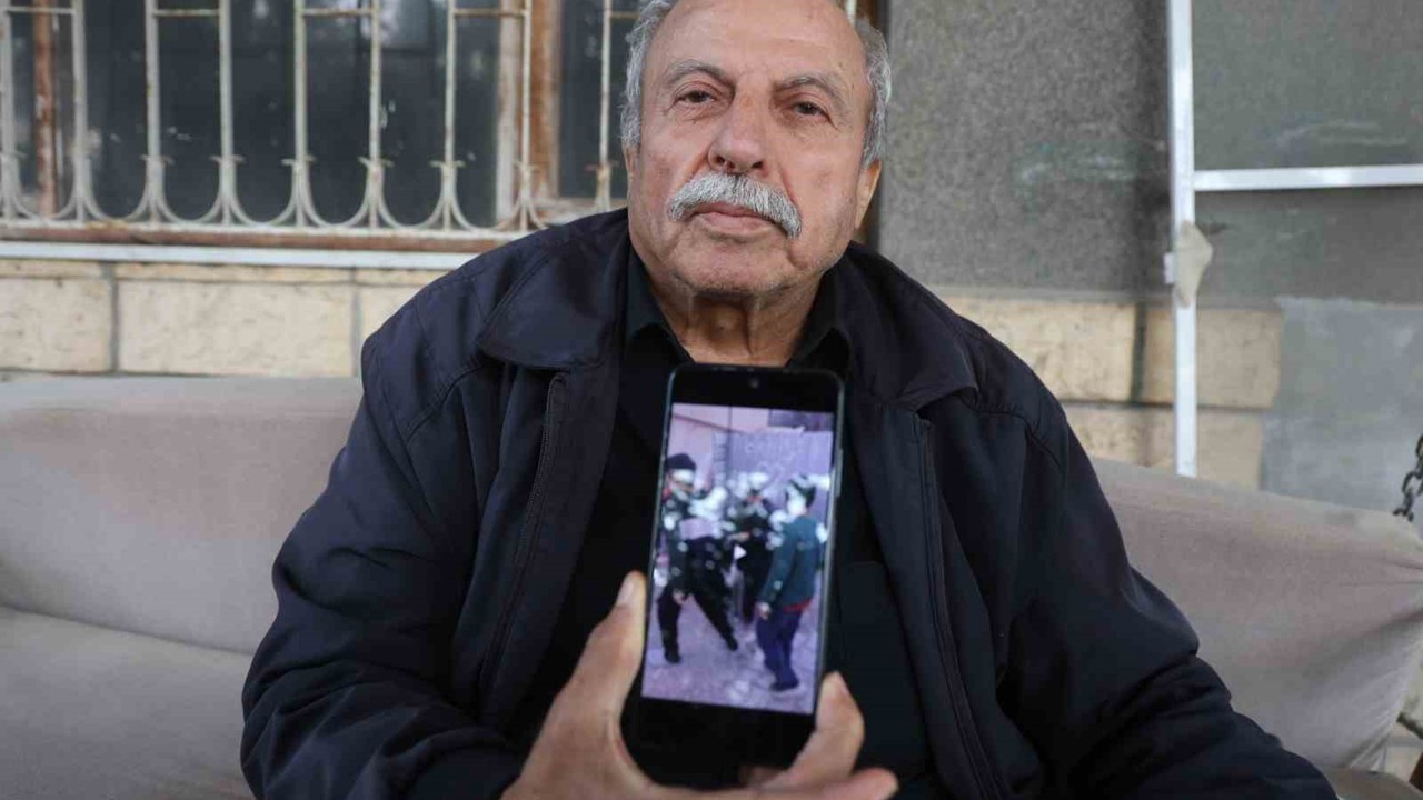 ’Dua etsinler yeter’ diyen yaşlı adam emekli maaşını mahalleliye dağıtıyor
