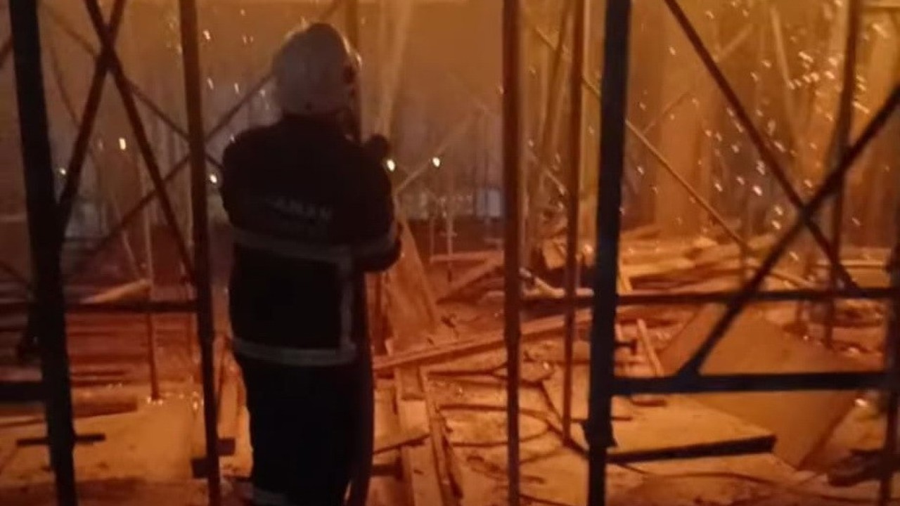 İnşaat halindeki binanın çatısında korkutan yangın
