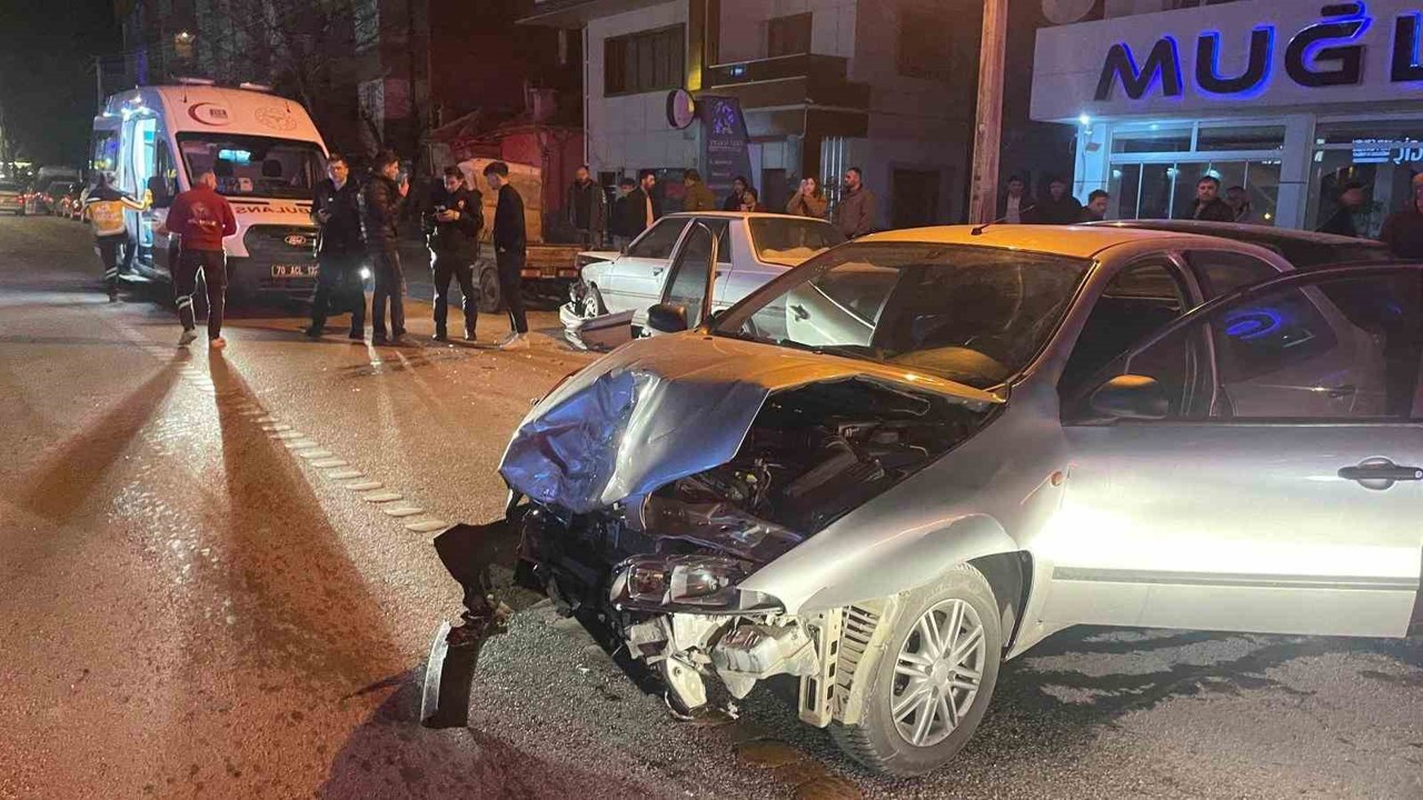 Park halindeki araca çarpan otomobil kamerada: 2 yaralı
