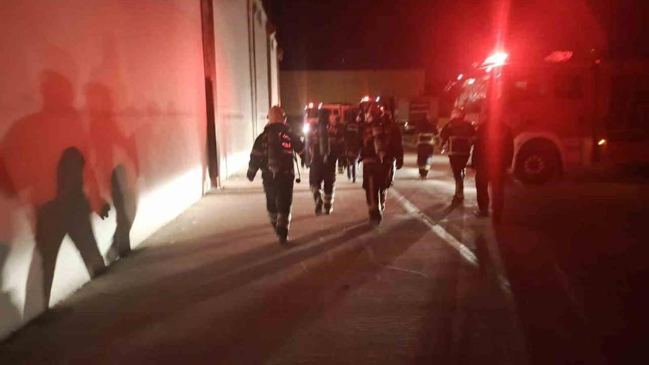 Fabrika yangını itfaiye tarafından söndürüldü
