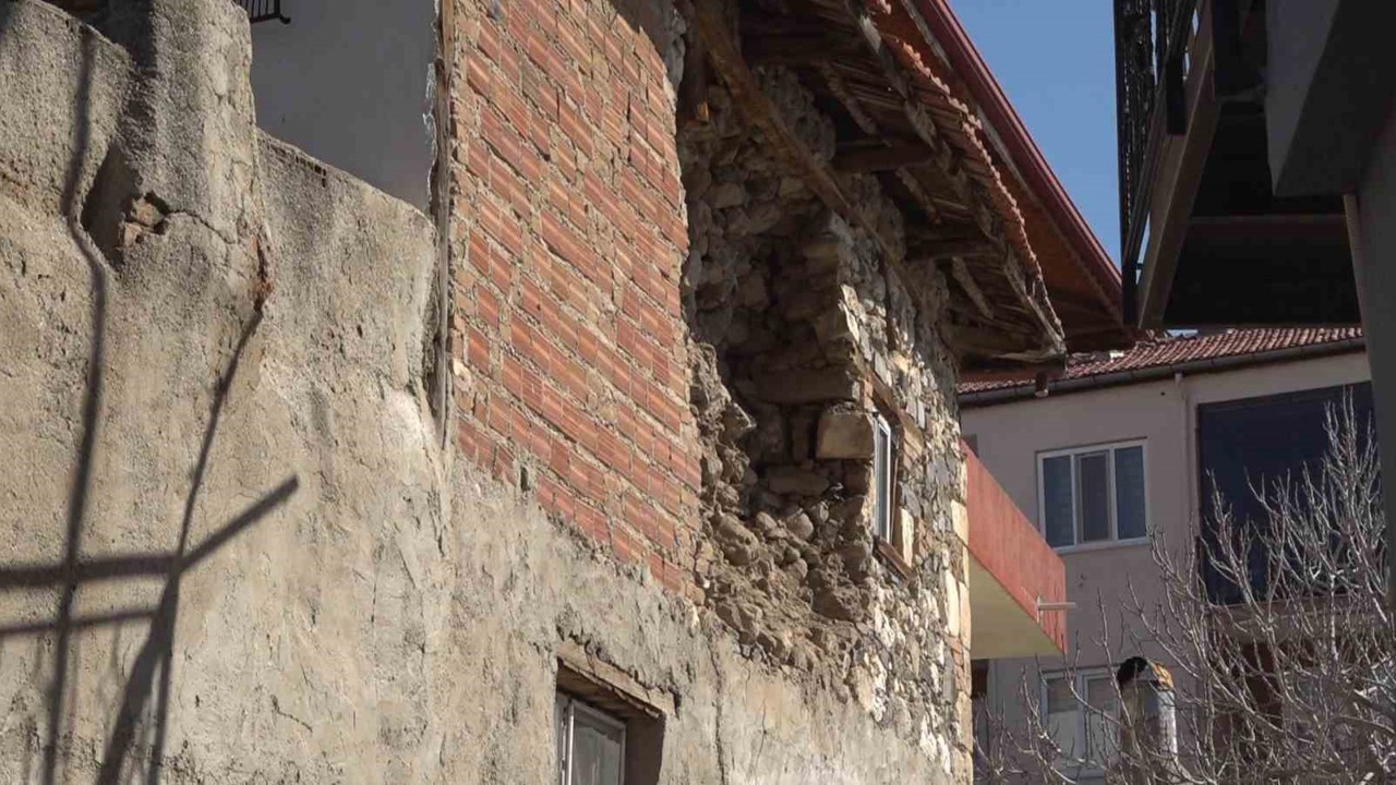 5.1 büyüklüğündeki depremin merkez üssü olan Buldan’daki eski yapılarda büyük hasarlar oluştu
