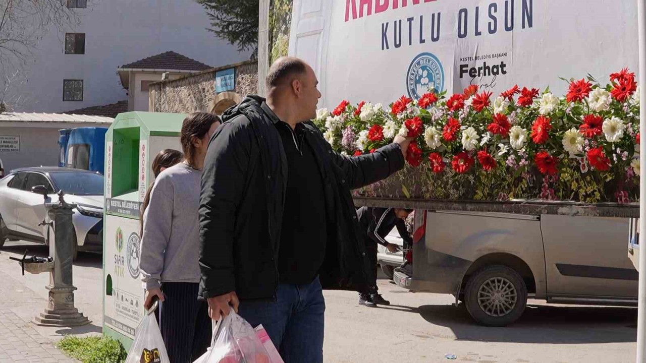 8 Mart’ta Kestel çiçek açtı...Kadınlar için bilboardların altına çiçek bırakıldı
