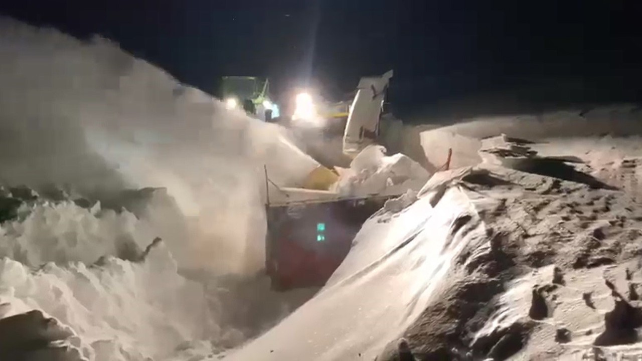 Kar kaplanları Arpaçay’da gece gündüz çalışıyor
