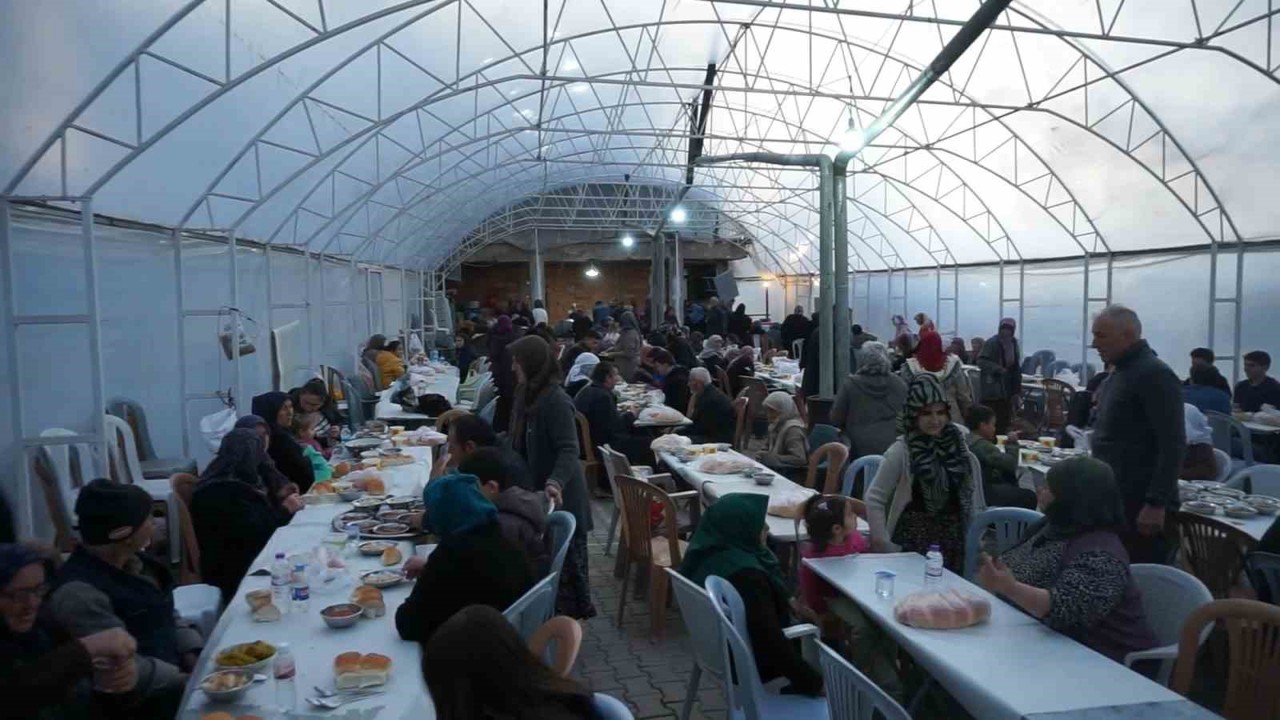 Bu köyde herkes aynı sofrada iftar yapıyor
