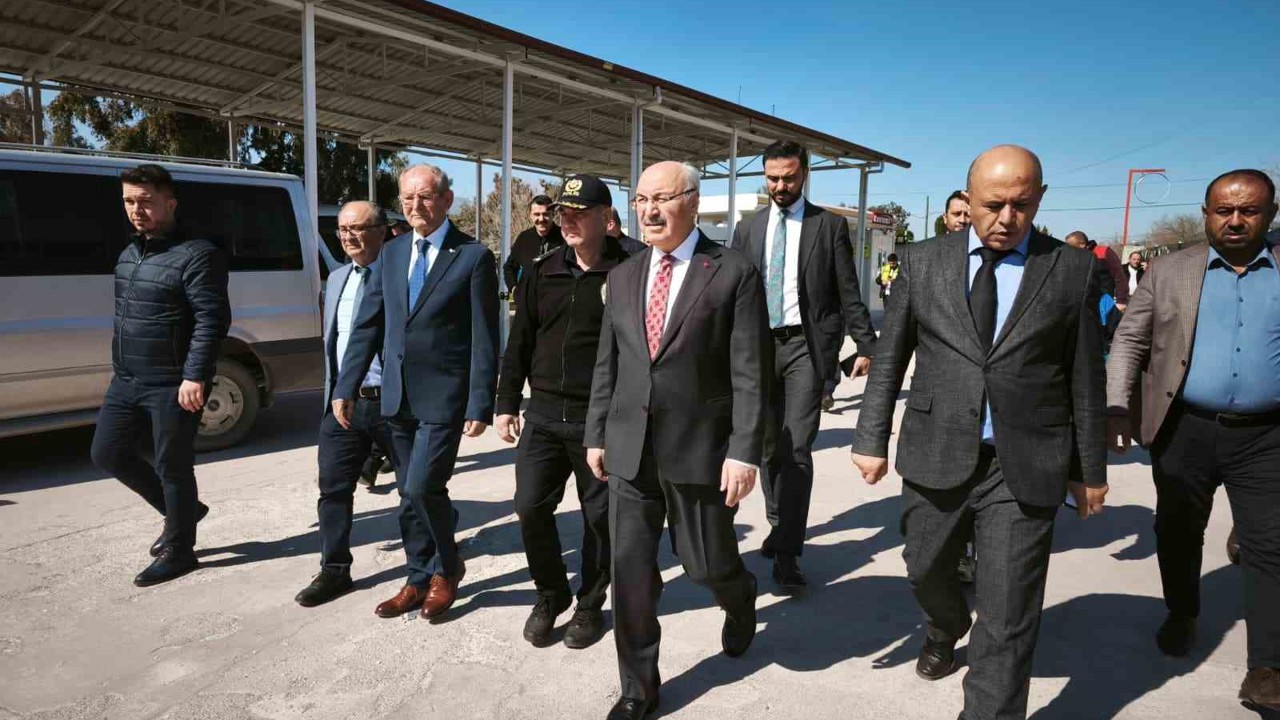 Vali Köşger açıklama yaptığı sırada artçı depreme yakalandı
