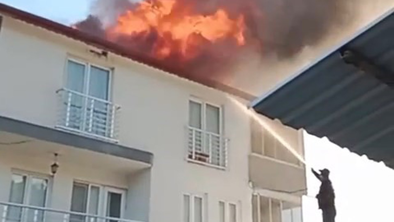 Evin çatısı küle döndü
