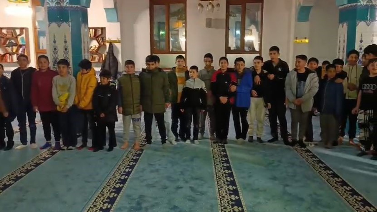 Çocuklar camide "Kabe’de hacılar hu der Allah" ilahisini seslendirdi
