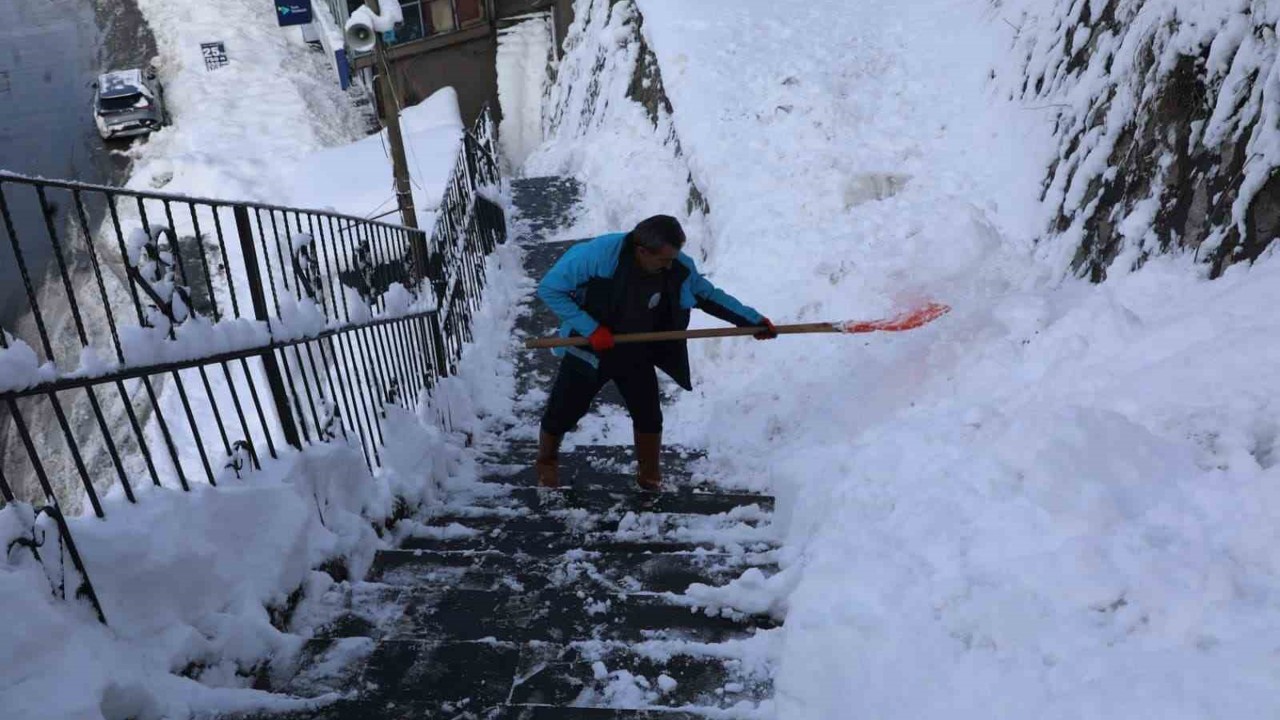 Bitlis’te karla mücadele çalışmaları aralıksız sürdürüyor
