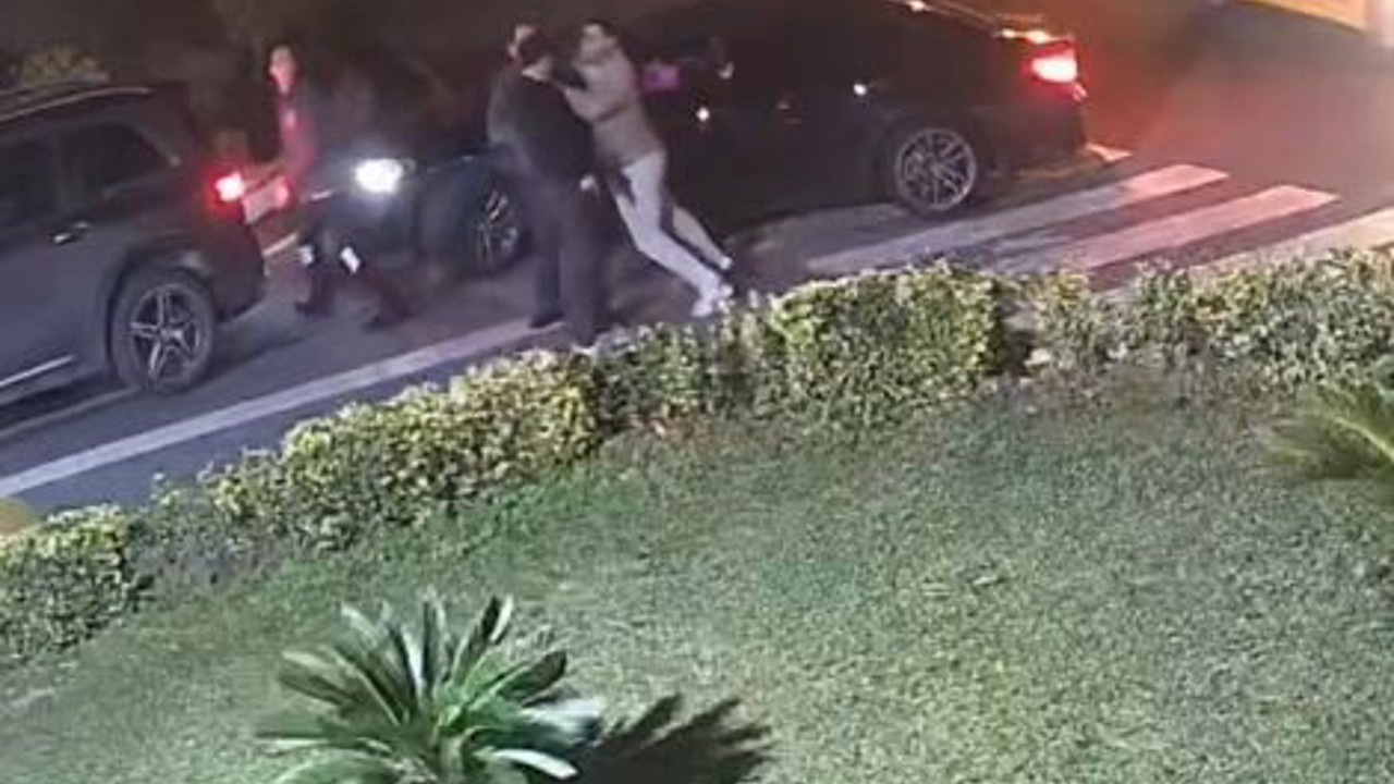 Beylikdüzü’nde yol verme tartışmasında silah çekti; o anlar kamerada
