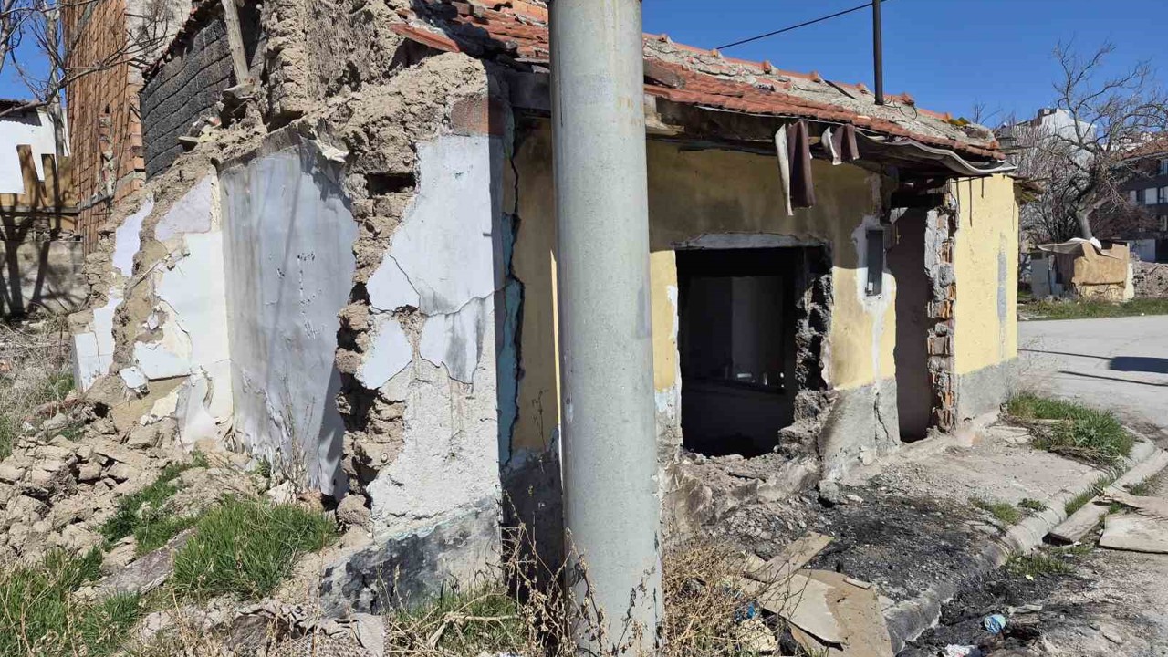 Metruk evler çevreye tehlike saçıyor
