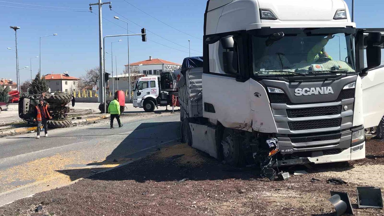 Tırın çarptığı traktör ikiye bölündü, sürücüsü yaralı kurtuldu
