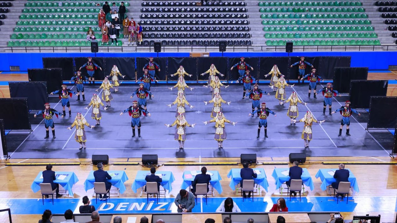 Halk oyunları şöleni izleyenleri mest etti
