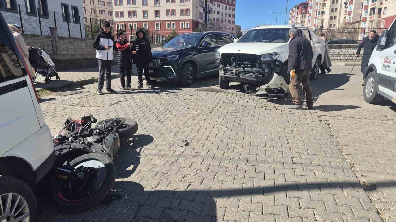 Bingöl’de otomobil ile motosiklet çarpıştı: 2 yaralı
